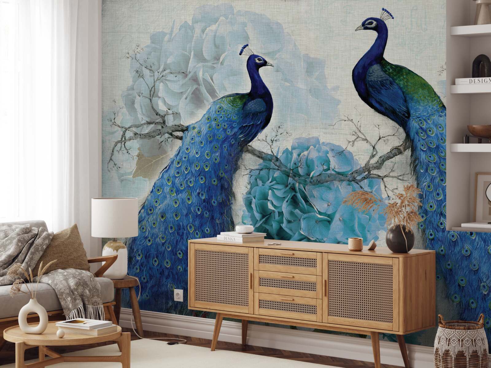 Fototapeta pávy s modrým perím na kvetoch rovnakého odtieňa