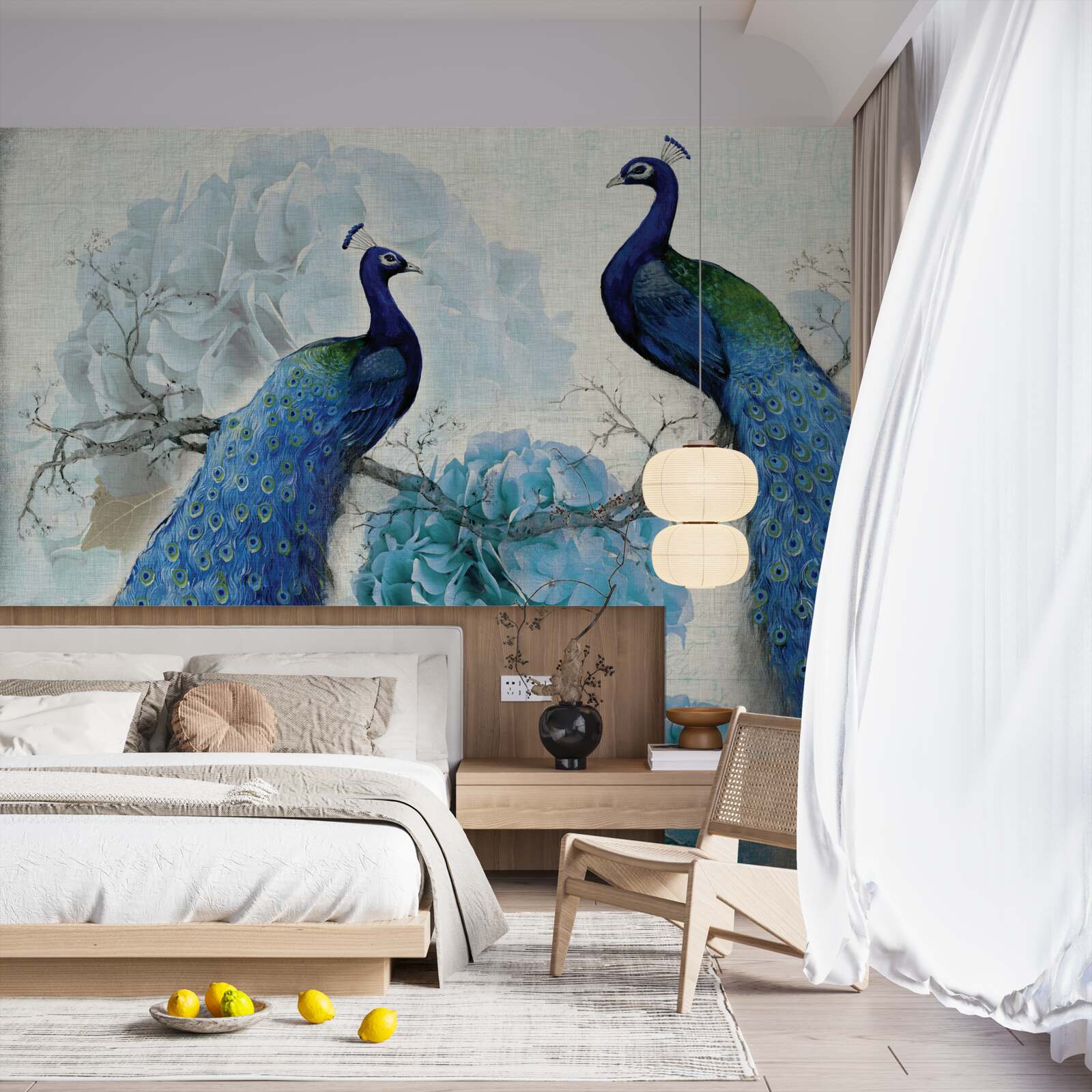 Fototapeta pávy s modrým perím na kvetoch rovnakého odtieňa