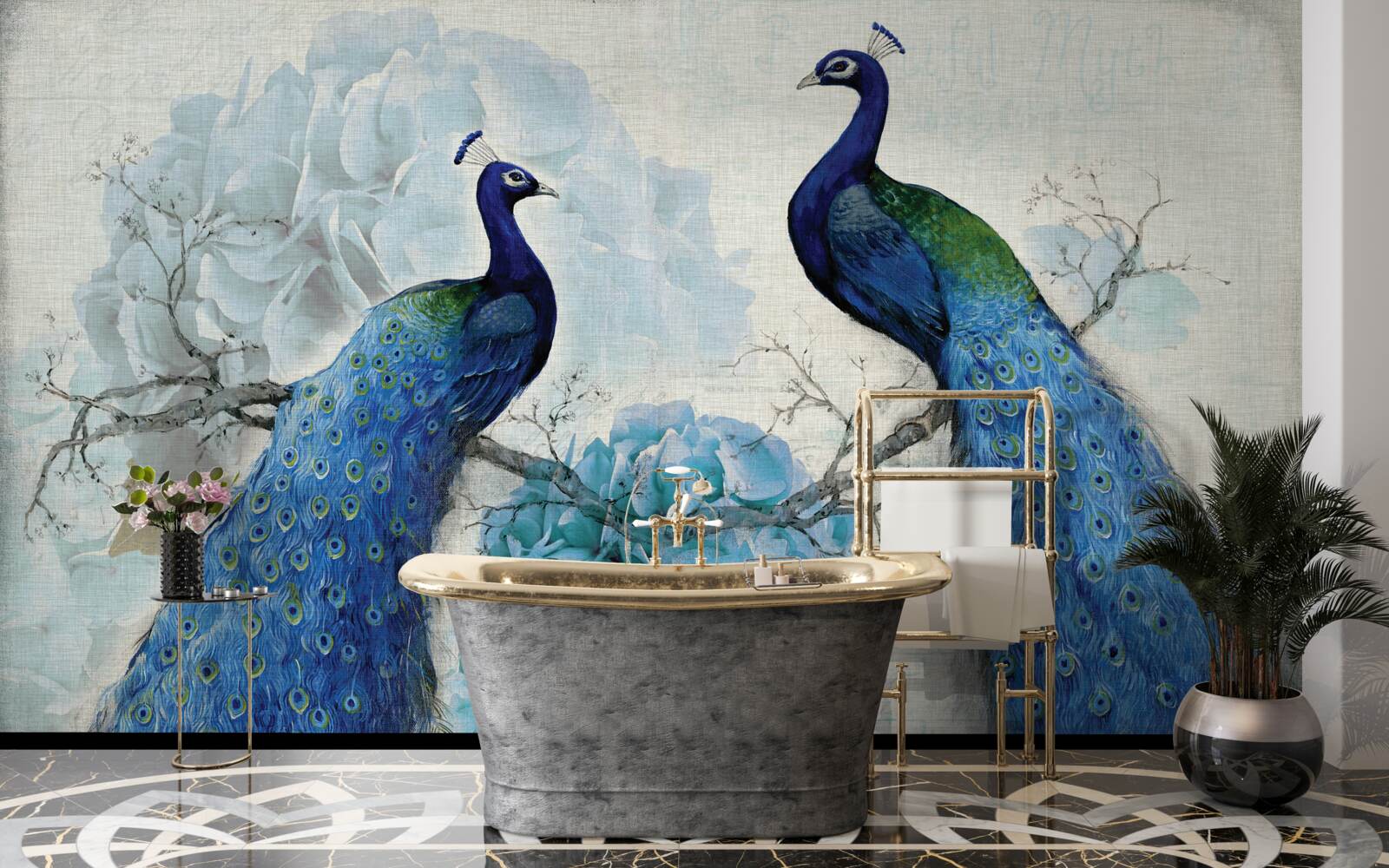 Fototapeta pávy s modrým perím na kvetoch rovnakého odtieňa