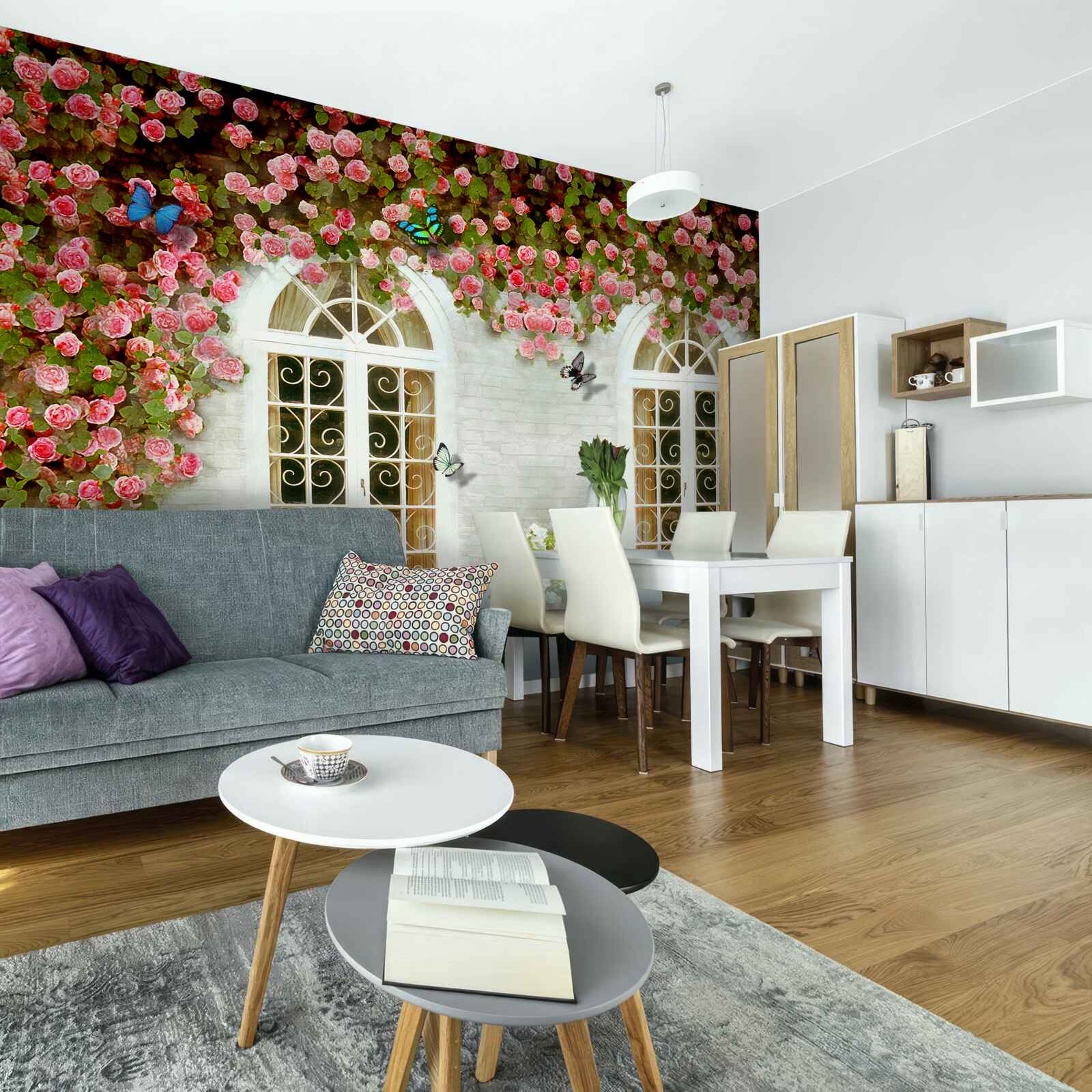 Fototapeta okná sú obklopené rozkvitnutými ružami