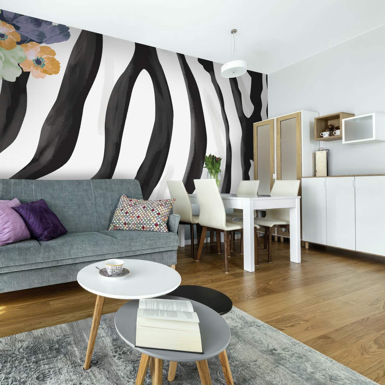 Fototapeta pozadie s kvetmi na čiernobielom pruhovanom podklade