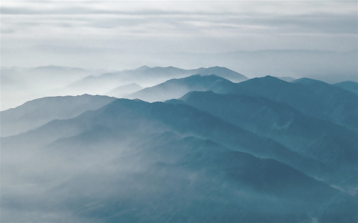 Fototapeta ranná hmla pokrýva vrcholky hôr