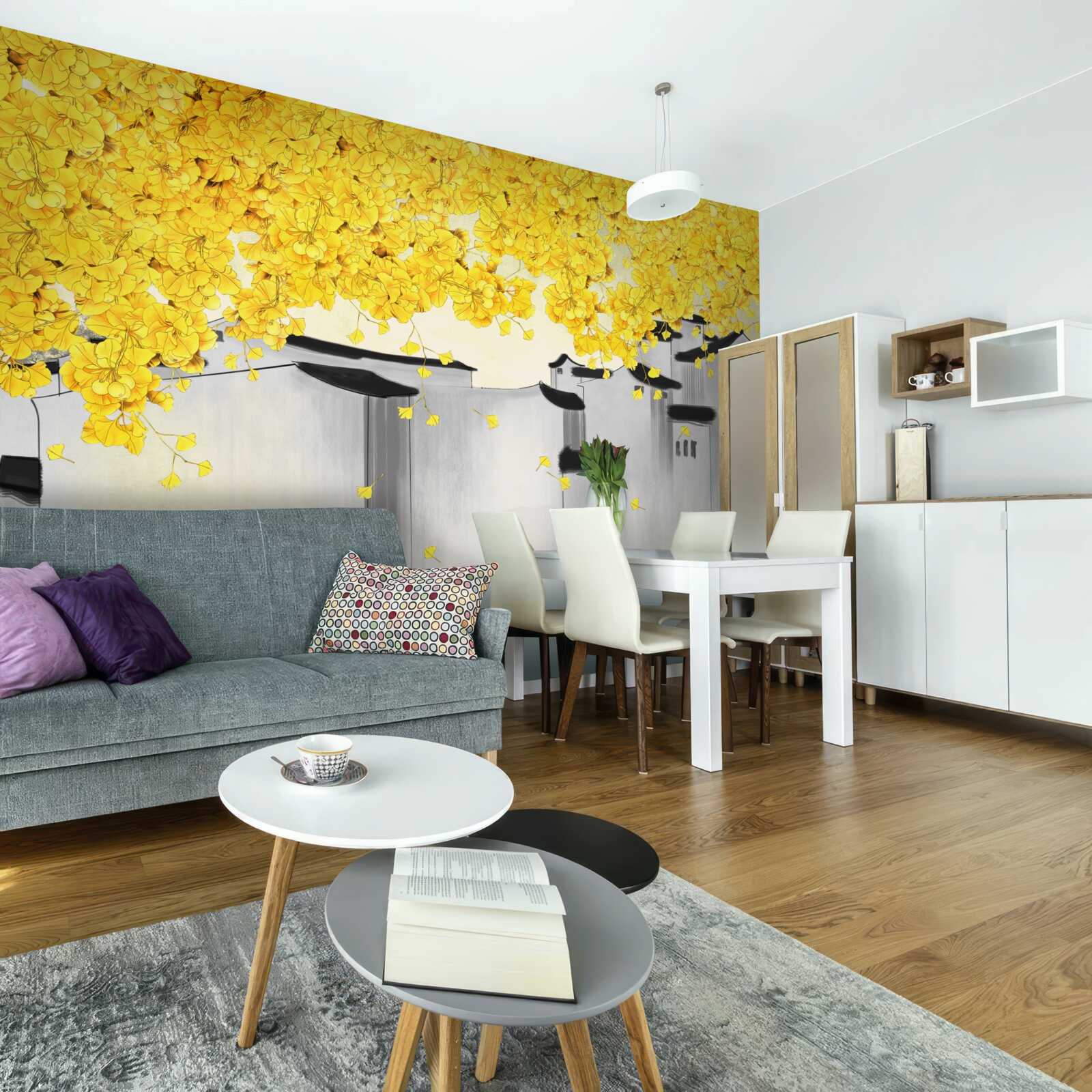 Fototapeta nad strechami budov sa týčia bujné rastliny