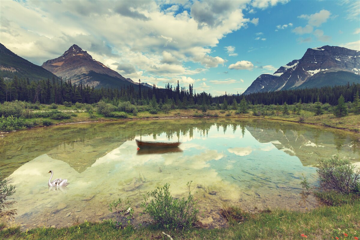 Fototapeta vodná plocha obklopená horami so skalnatými štítmi