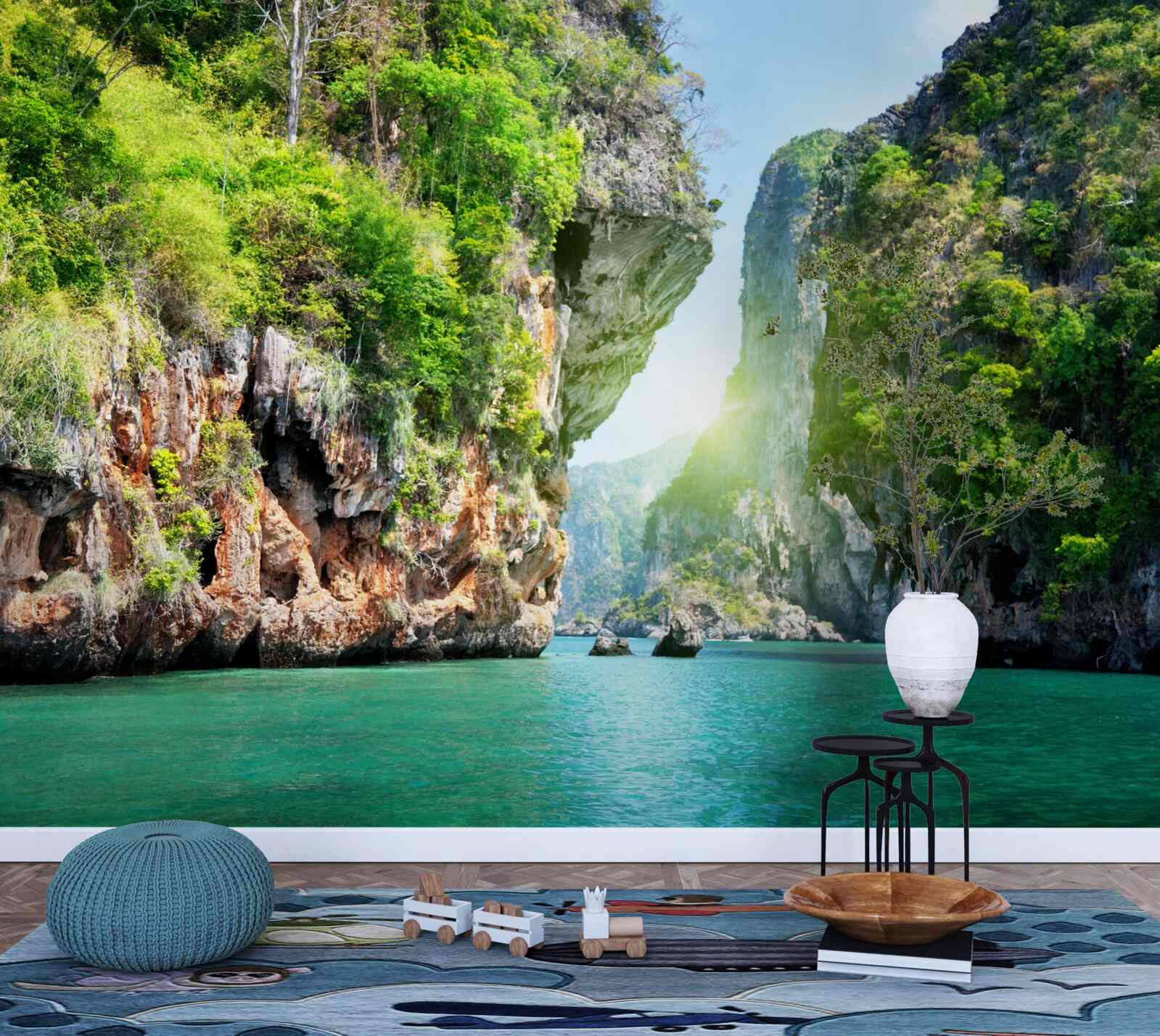 Fototapeta nad morskými vodami sa týčia skaly namaľované v odtieňoch smaragdu