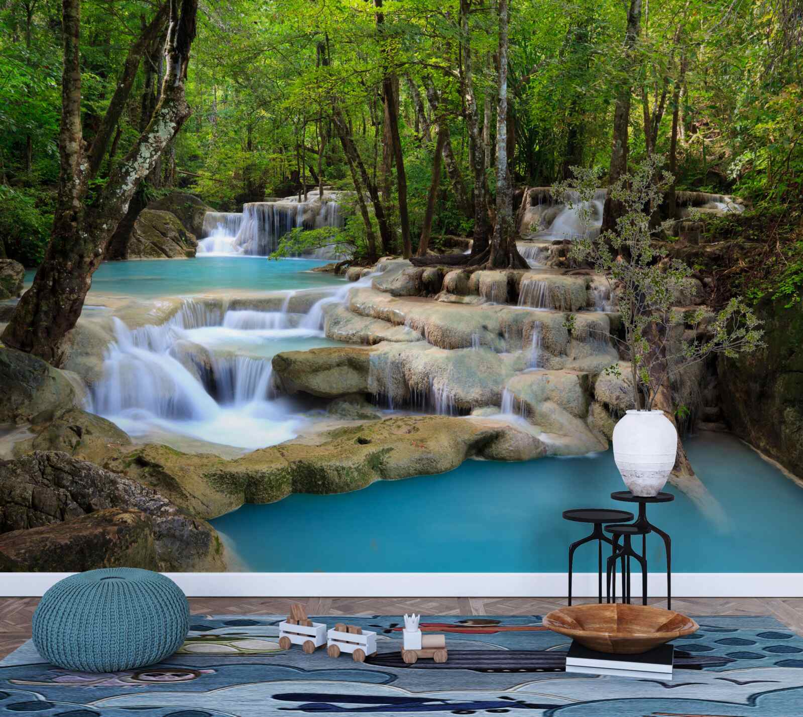 Fototapeta vodopády padajúce do hustého lesa