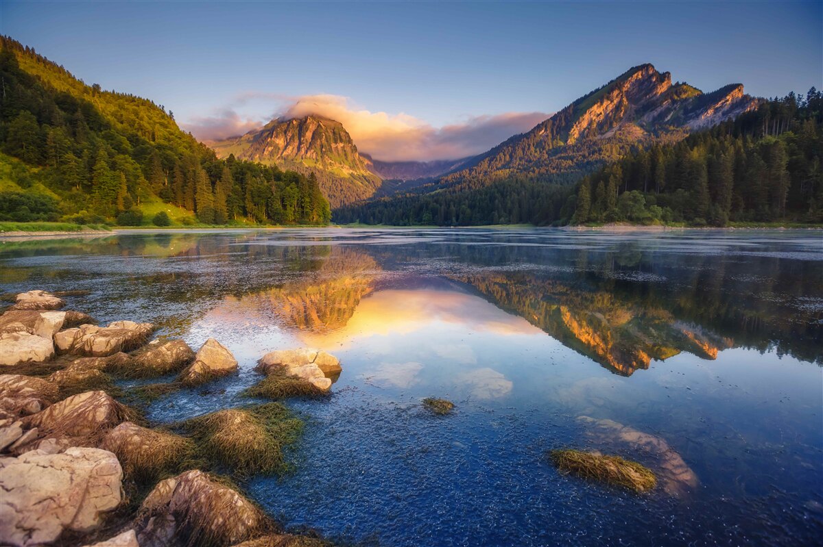 Fototapeta západ slnka nad pokojným horským jazerom