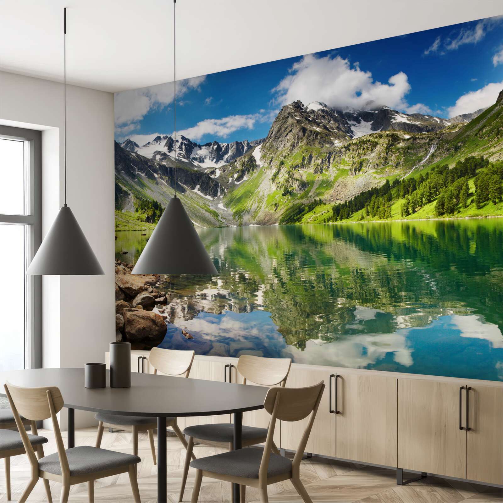 Fototapeta pokojné vody jazera v horách počas letného dňa