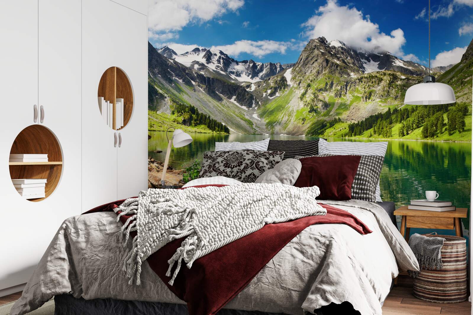 Fototapeta pokojné vody jazera v horách počas letného dňa