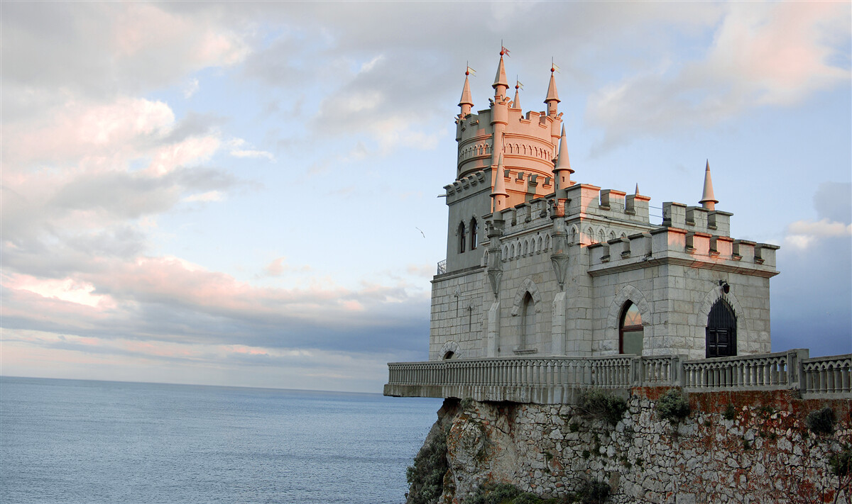 Fototapeta lastovičie hniezdo na úsvite