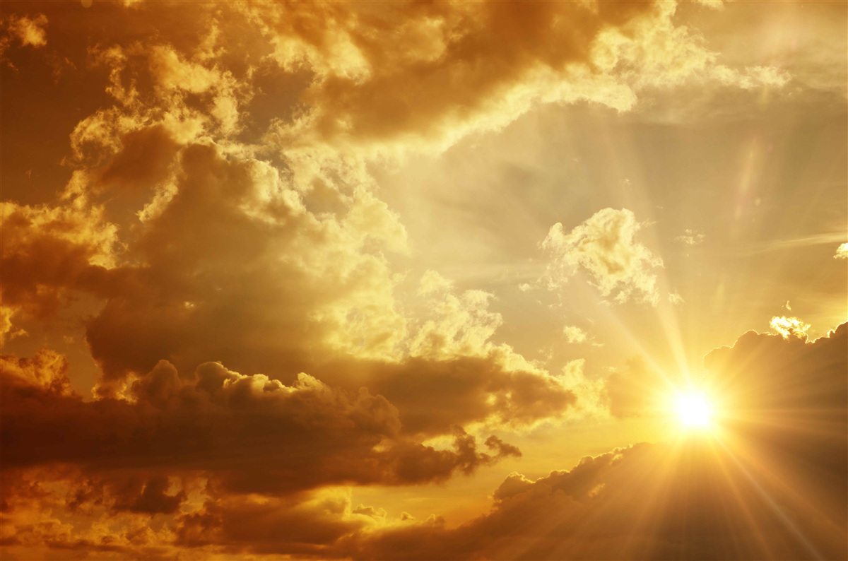 Fototapeta Slnečné lúče prenikajúce cez oblaky pri západe slnka vyžarujú teplo