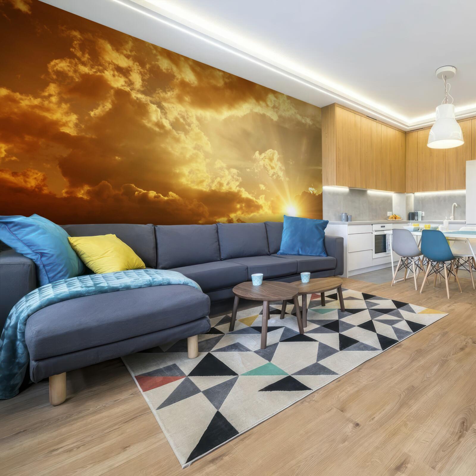 Fototapeta Slnečné lúče prenikajúce cez oblaky pri západe slnka vyžarujú teplo