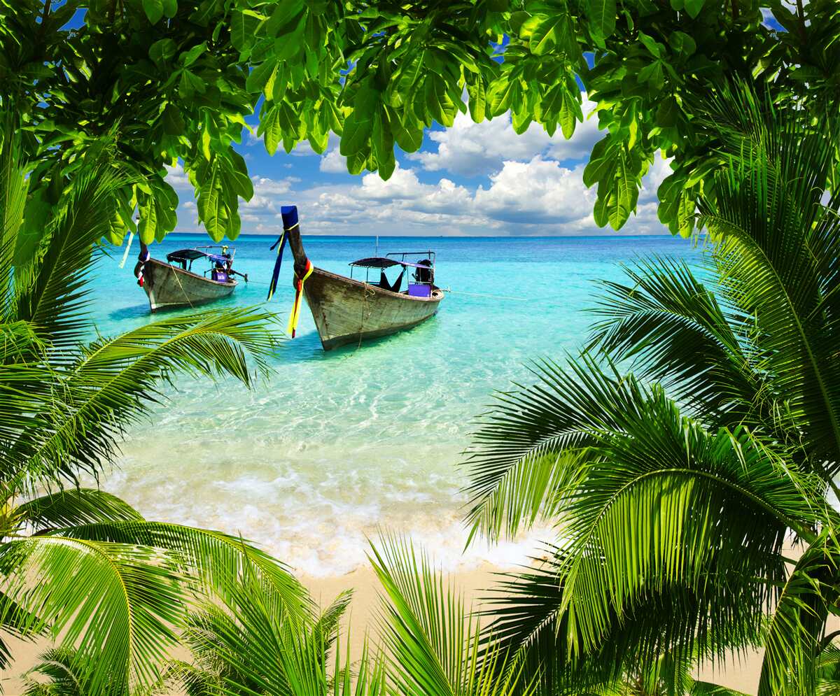 Fototapeta lode v blízkosti pobrežia