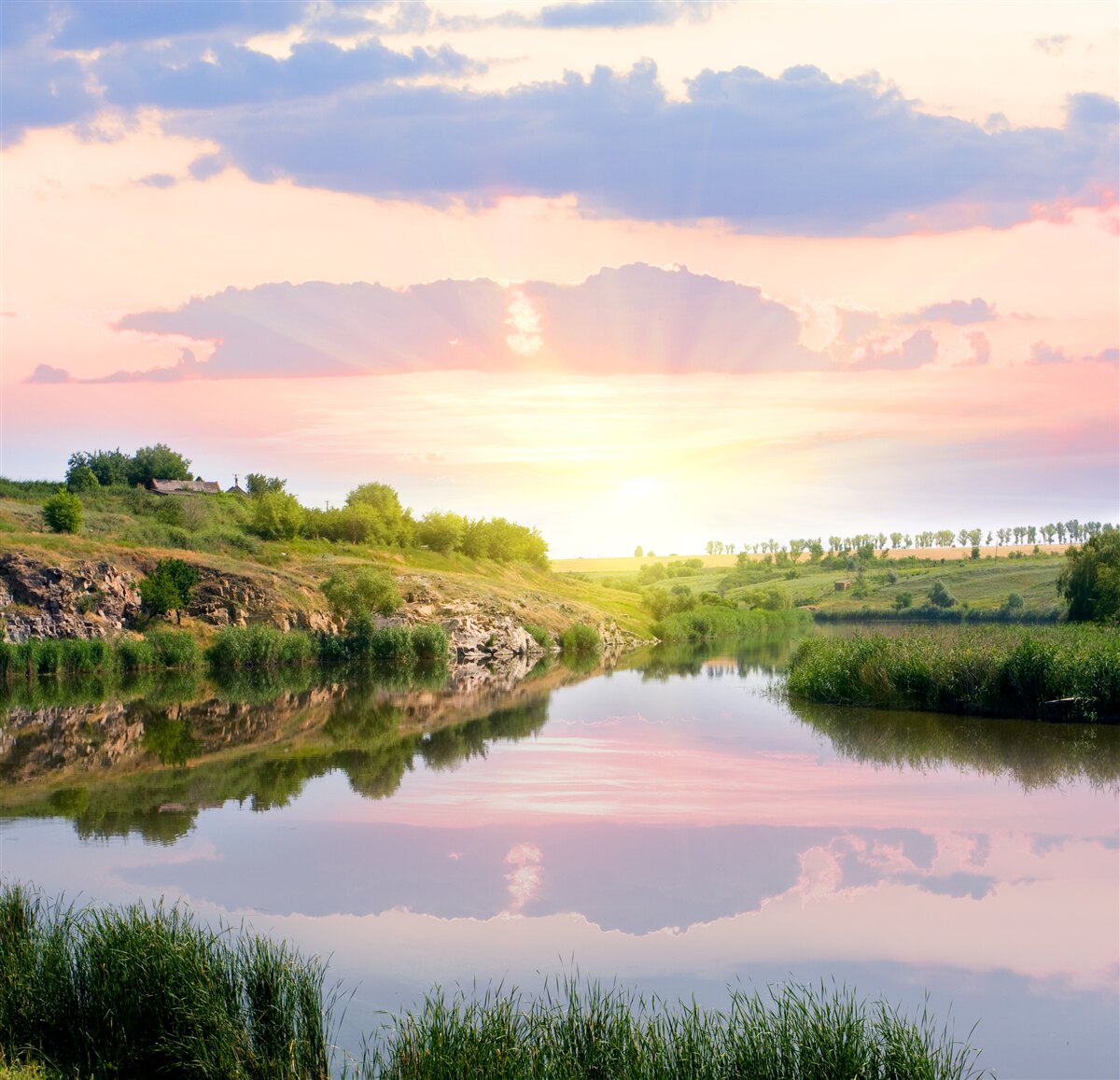 Fototapeta pohodlná terasa nad pokojnou vodou jazera