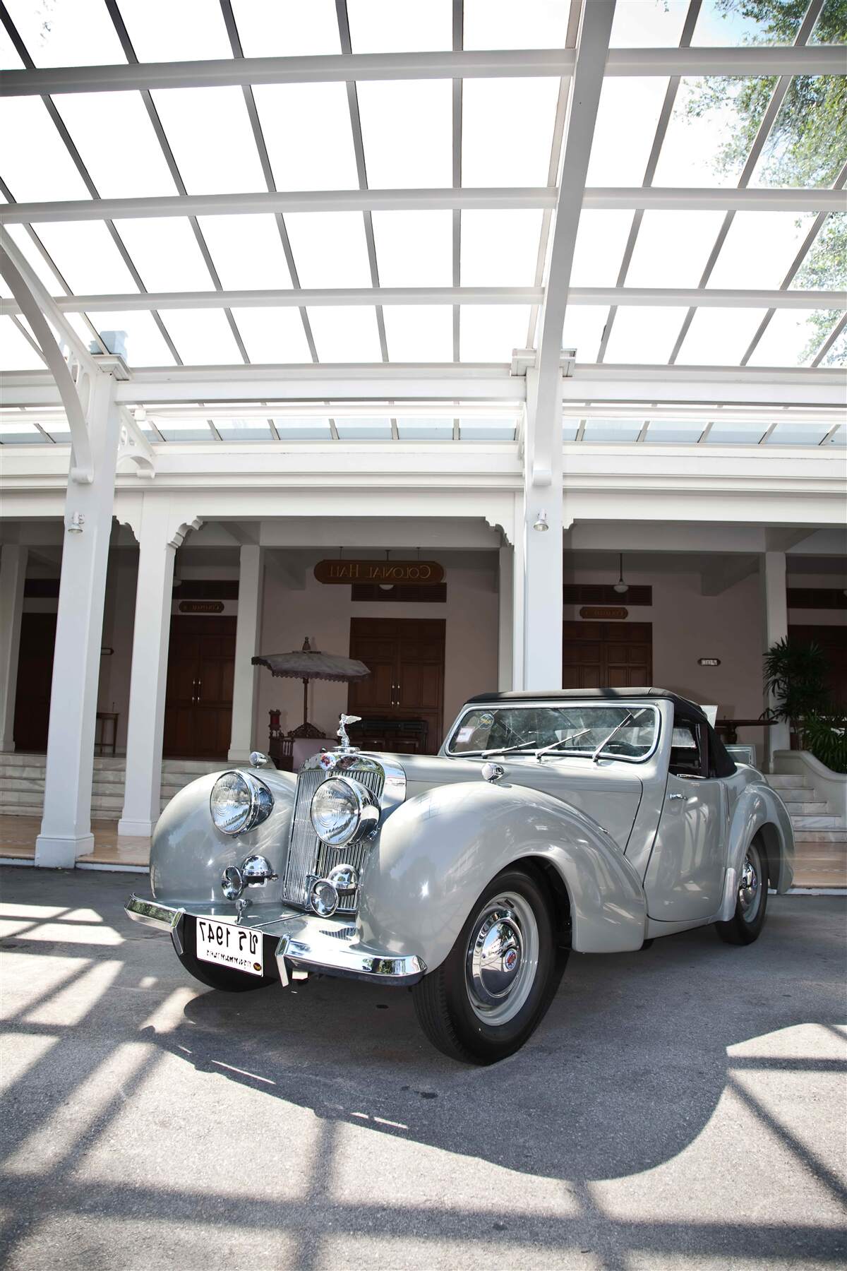 Fototapeta staré sivé auto pri budove