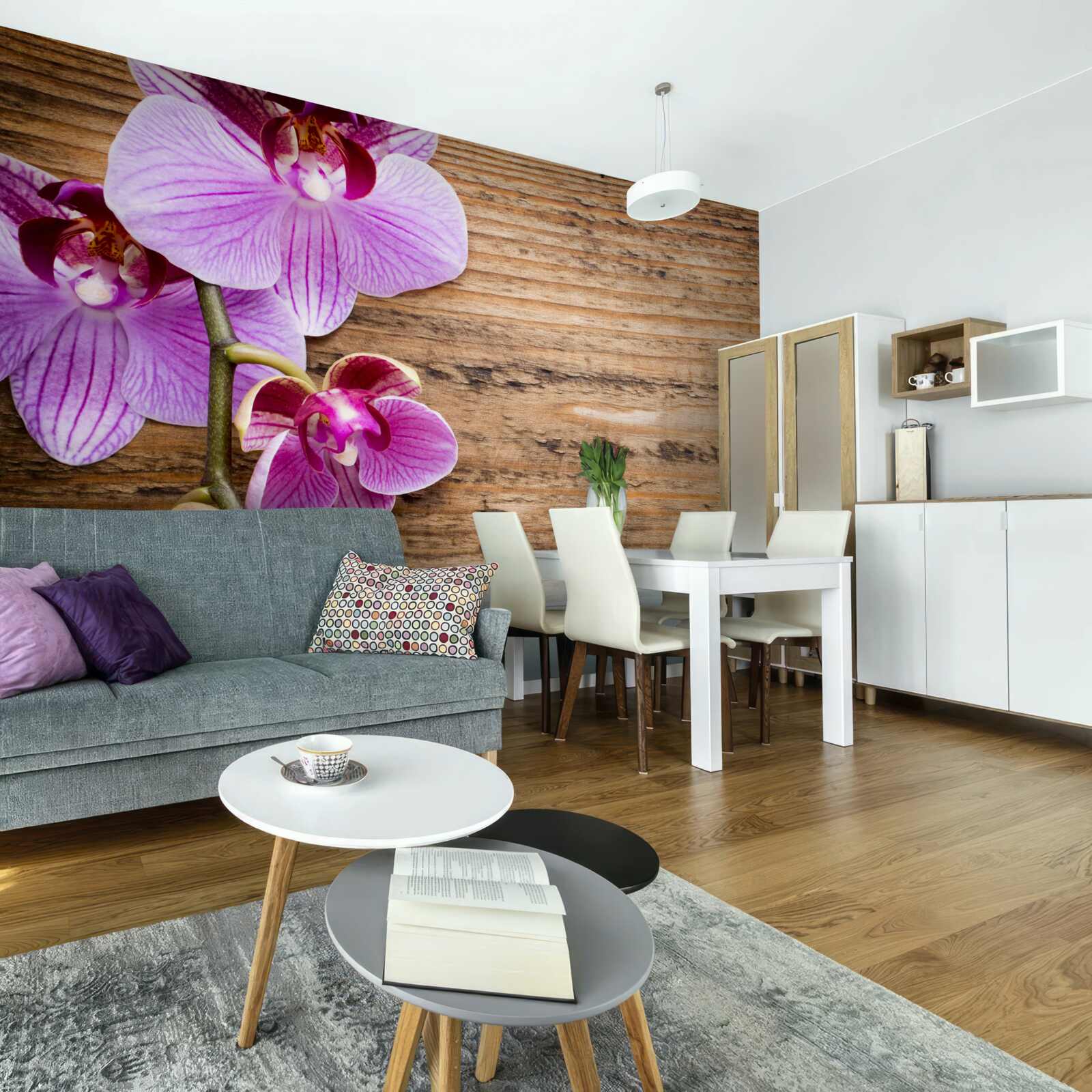 Fototapeta orgovánová orchidea na kmeni stromu