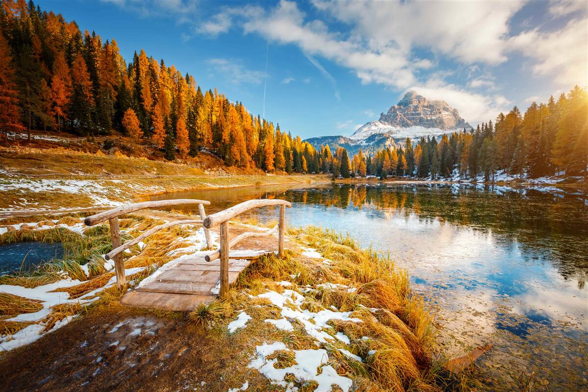 Fototapeta jesenná krajina s horou na obzore