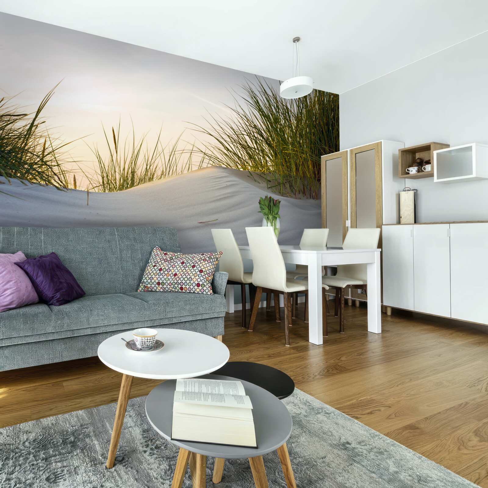 Fototapeta plážový piesok obklopený zeleňou pri východe slnka