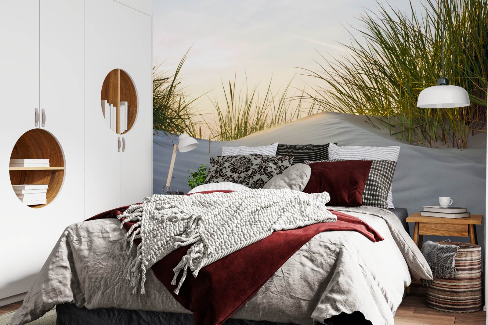 Fototapeta plážový piesok obklopený zeleňou pri východe slnka