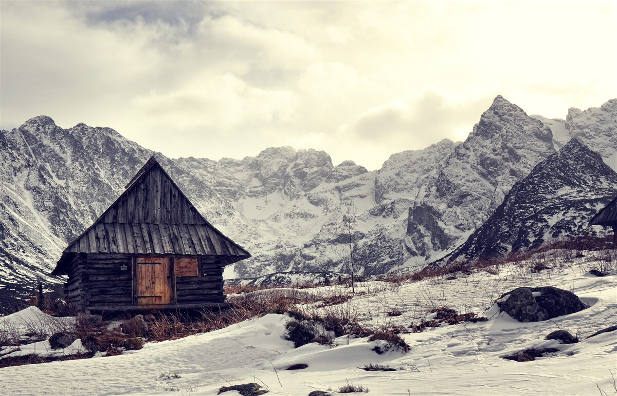 Fototapeta pohodlný domov medzi mrazivými horami