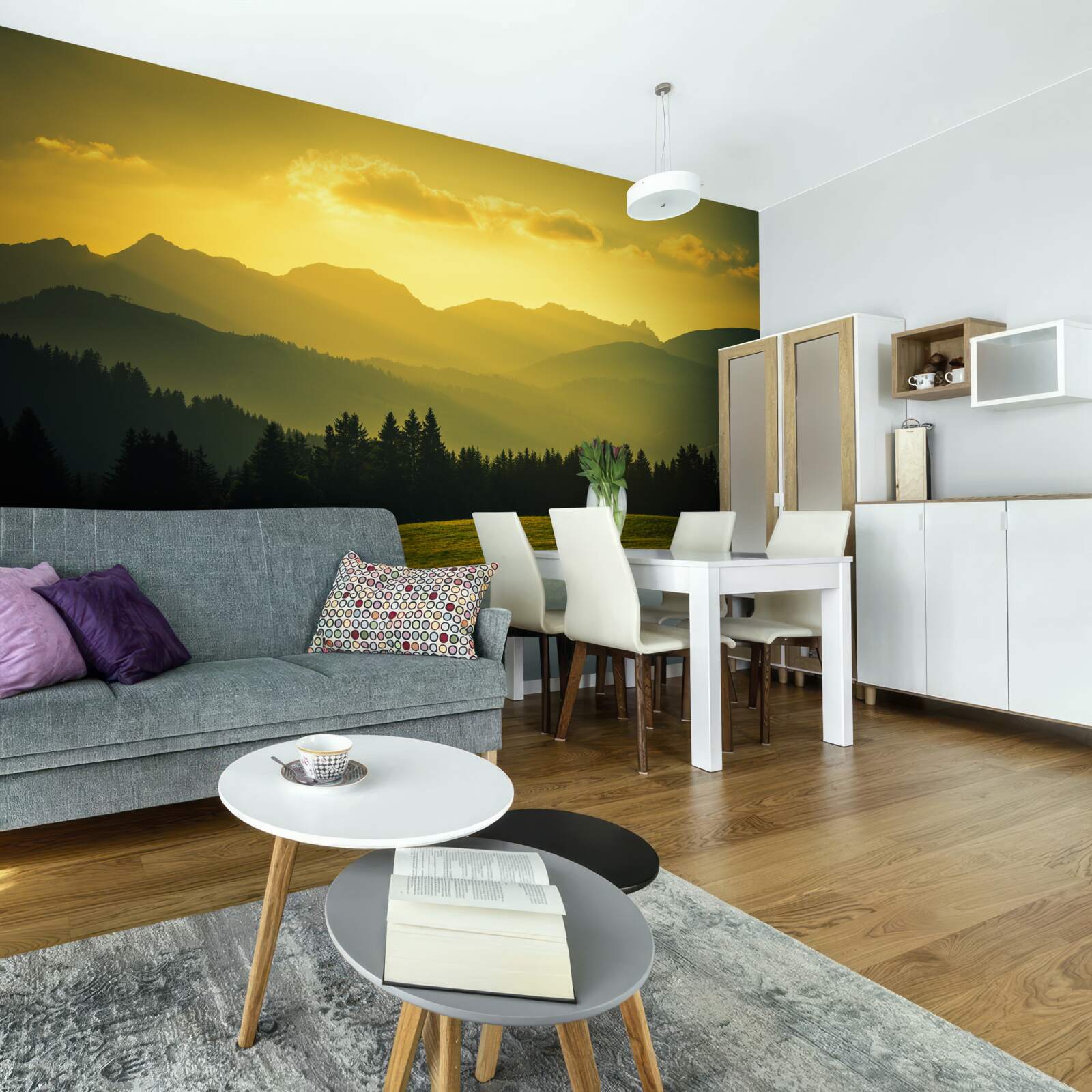 Fototapeta úžasný žltý západ slnka v dymovom horskom lese