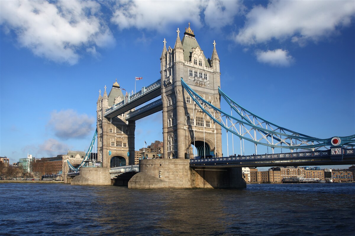Fototapeta vežový most tiahnuci sa nad pokojnou hladinou rieky