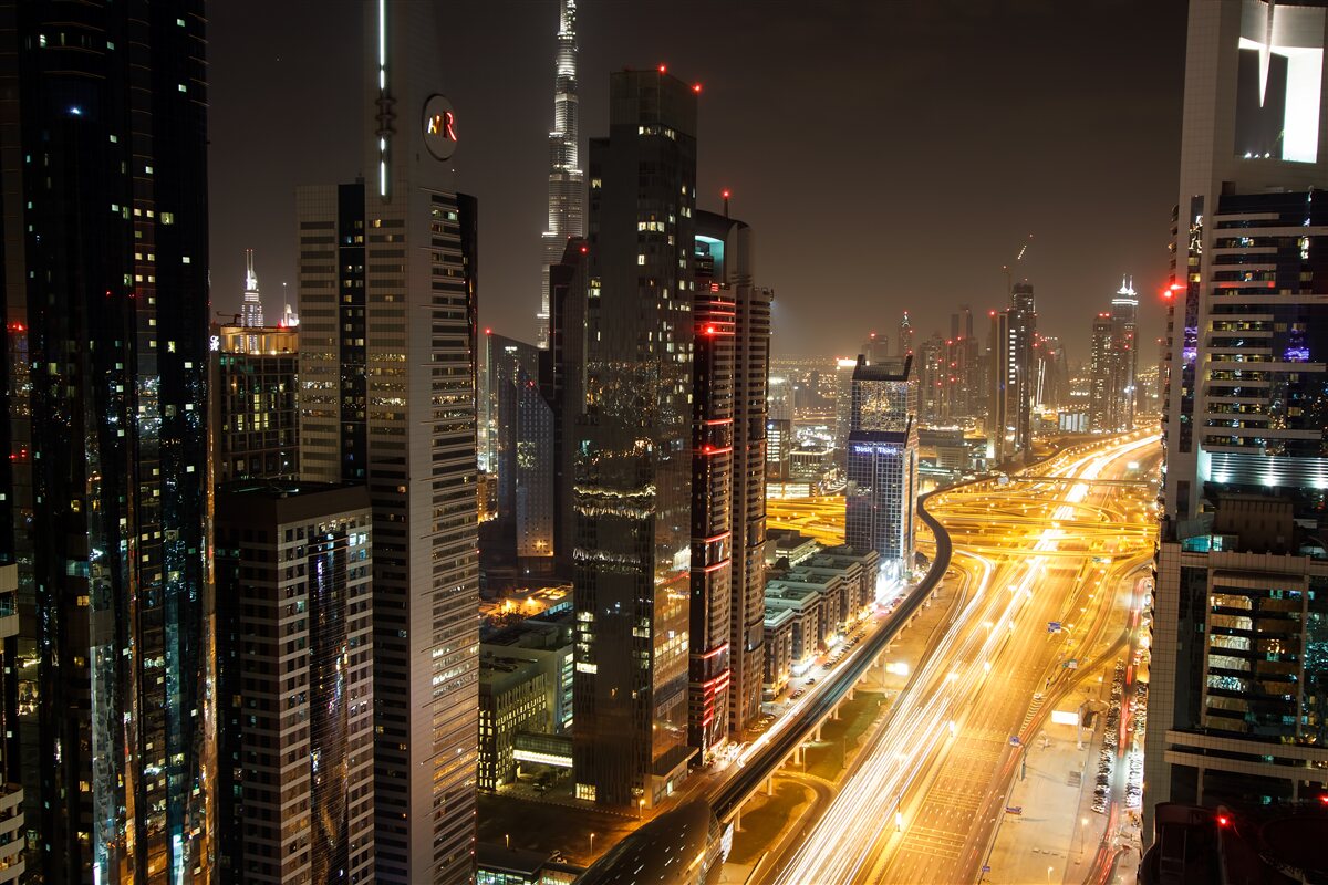 Fototapeta nočnú uličku obklopujú viacposchodové obytné budovy