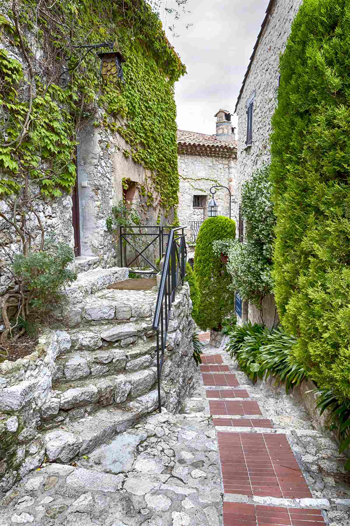 Fototapeta tiché zelené nádvorie v starobylom meste