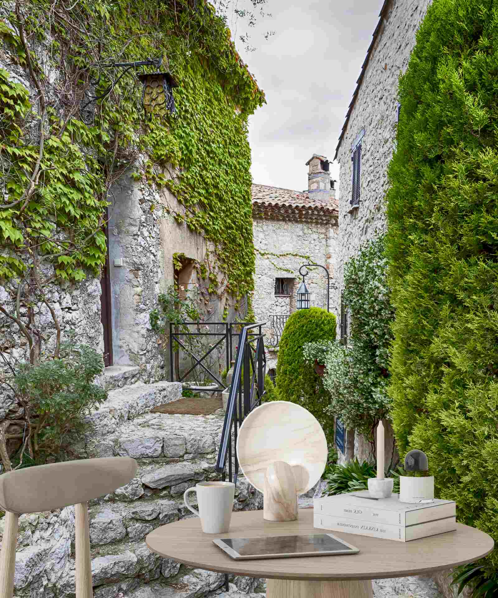 Fototapeta tiché zelené nádvorie v starobylom meste