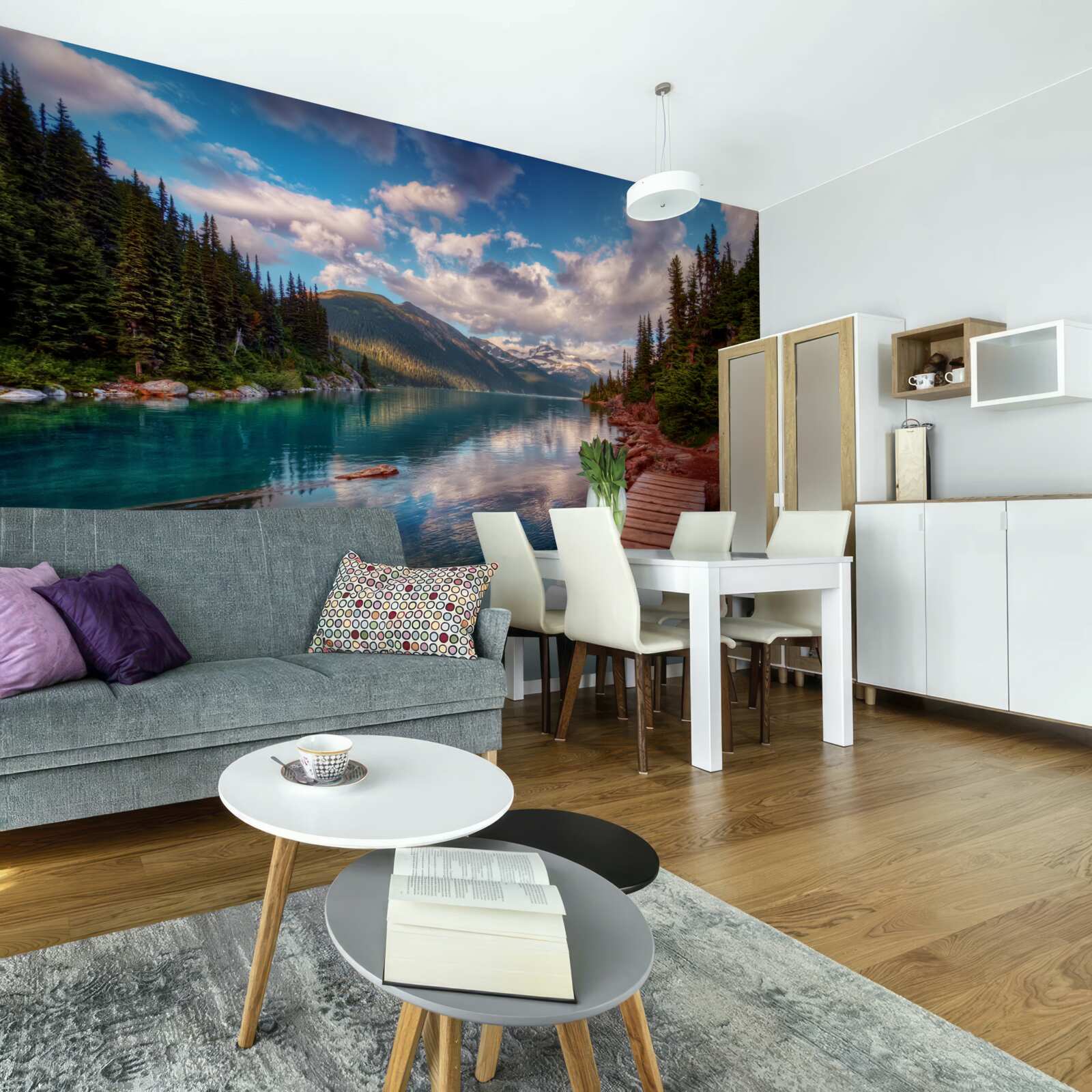 Fototapeta most nachádzajúci sa v lese pri horskej nádrži