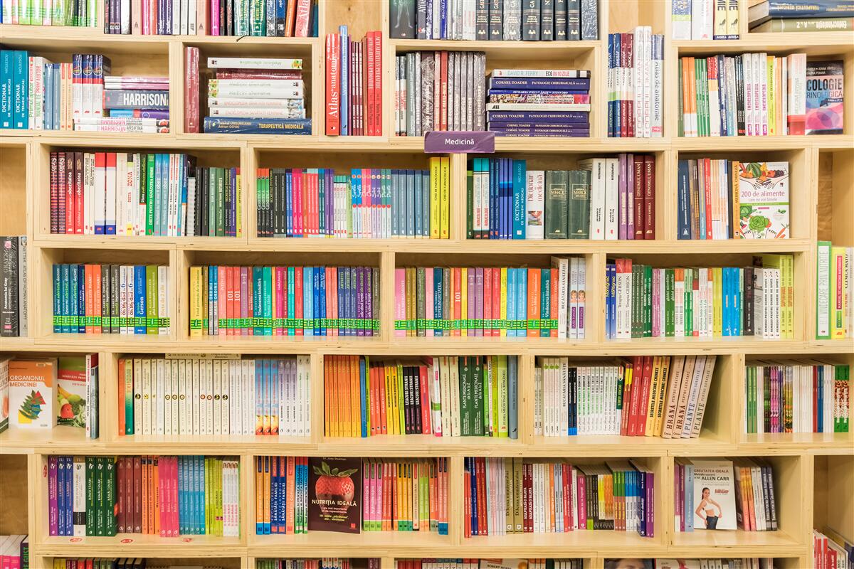 Fototapeta zväzkov v domácej knižnej zbierke