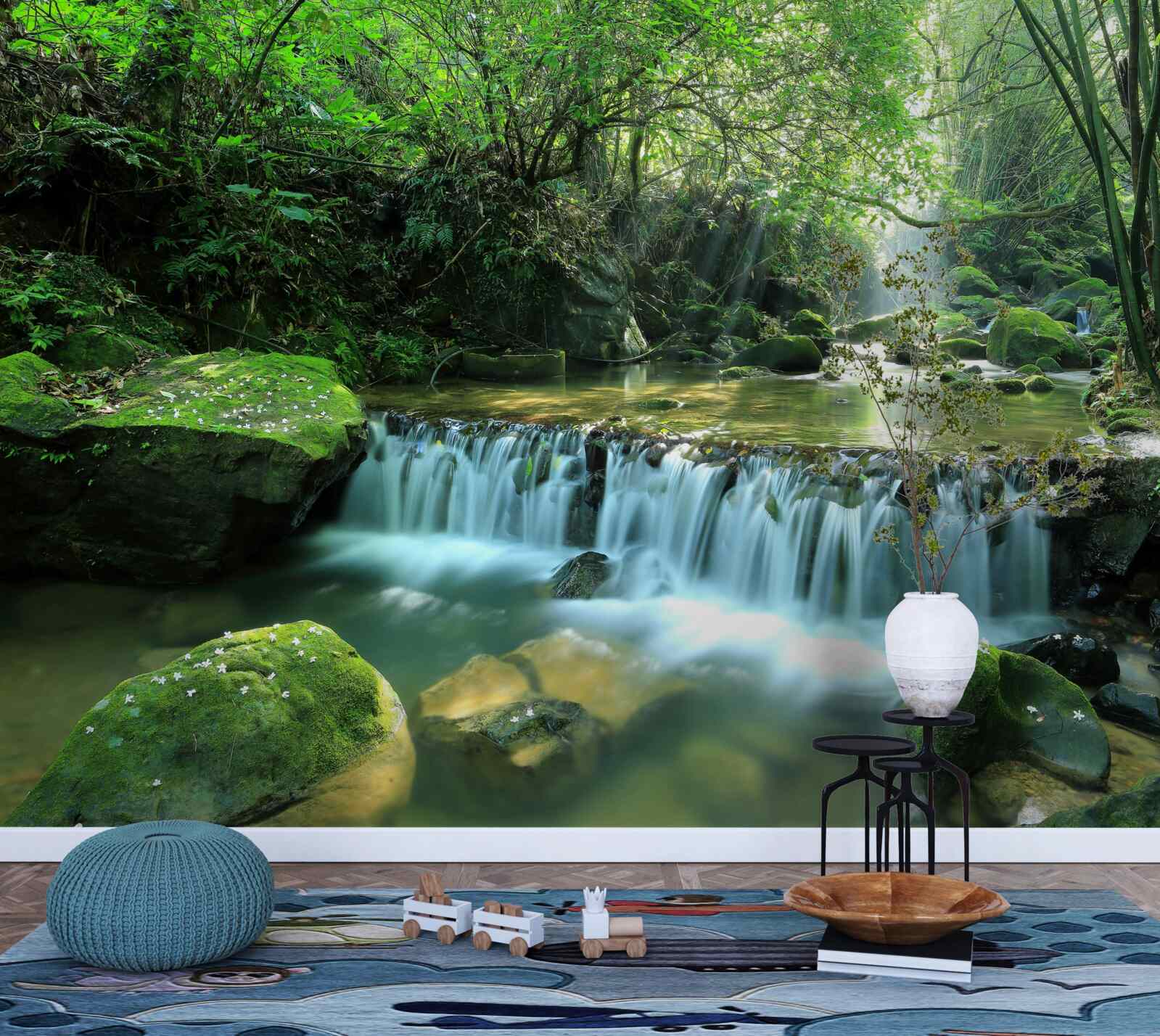 Fototapeta vodopád, ktorý sa medzi zeleňou hlasno rozlieva širokými potokmi, osvetlený slnečnými lúčmi