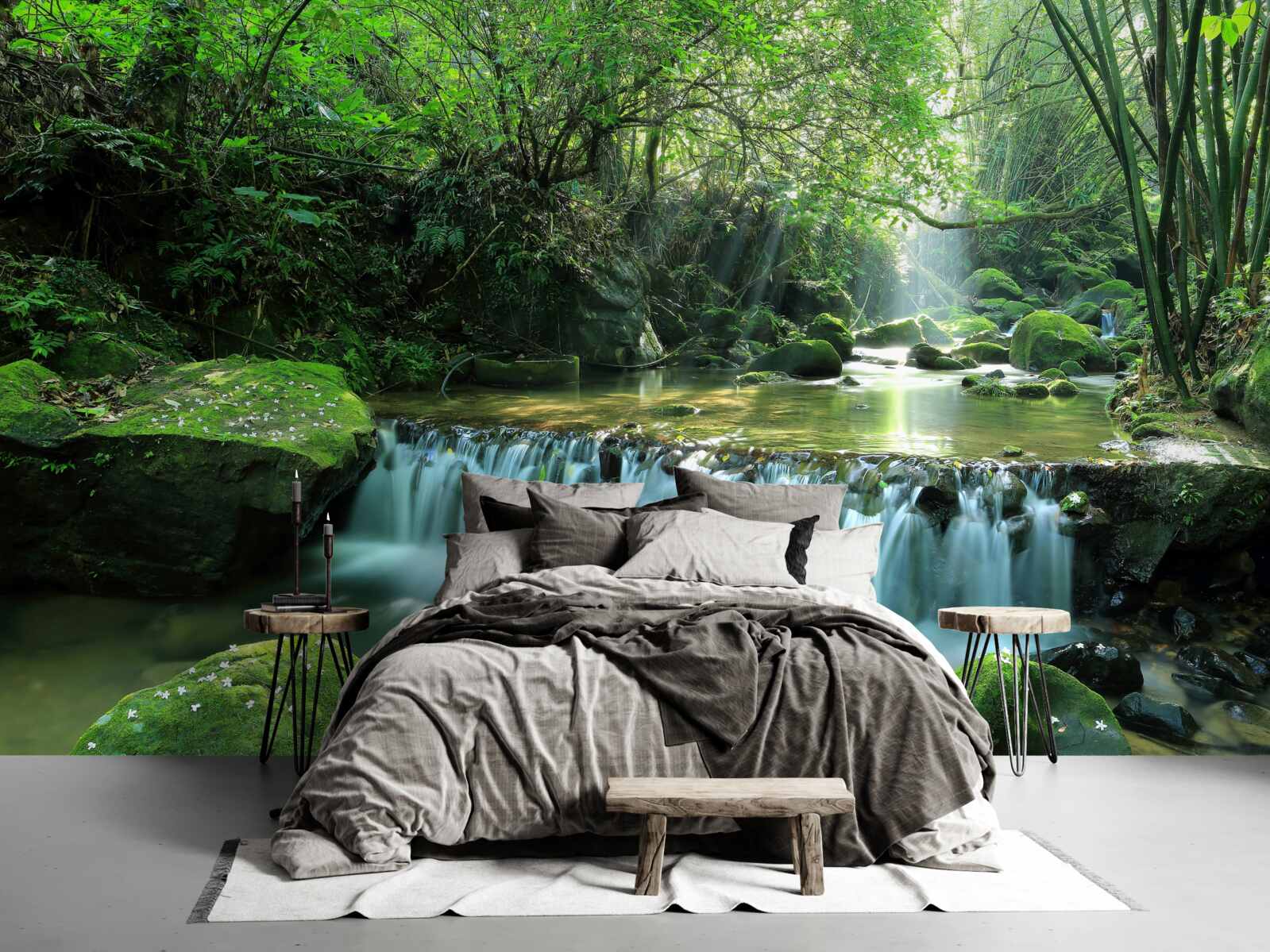 Fototapeta vodopád, ktorý sa medzi zeleňou hlasno rozlieva širokými potokmi, osvetlený slnečnými lúčmi