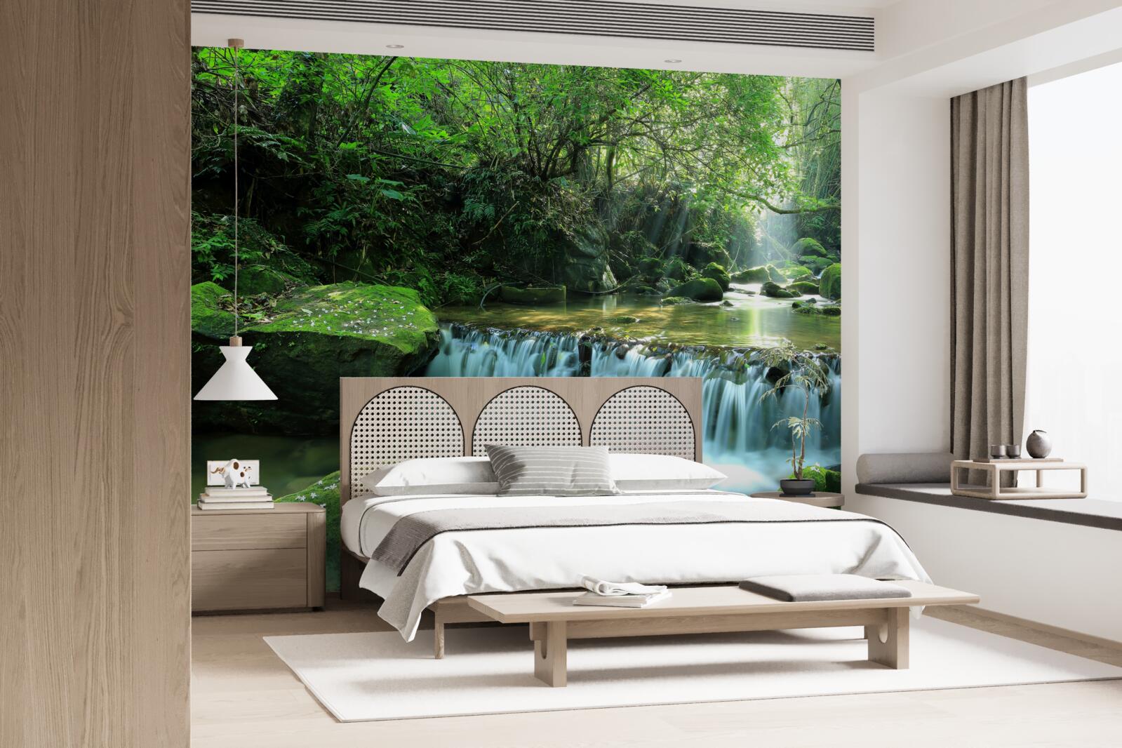 Fototapeta vodopád, ktorý sa medzi zeleňou hlasno rozlieva širokými potokmi, osvetlený slnečnými lúčmi