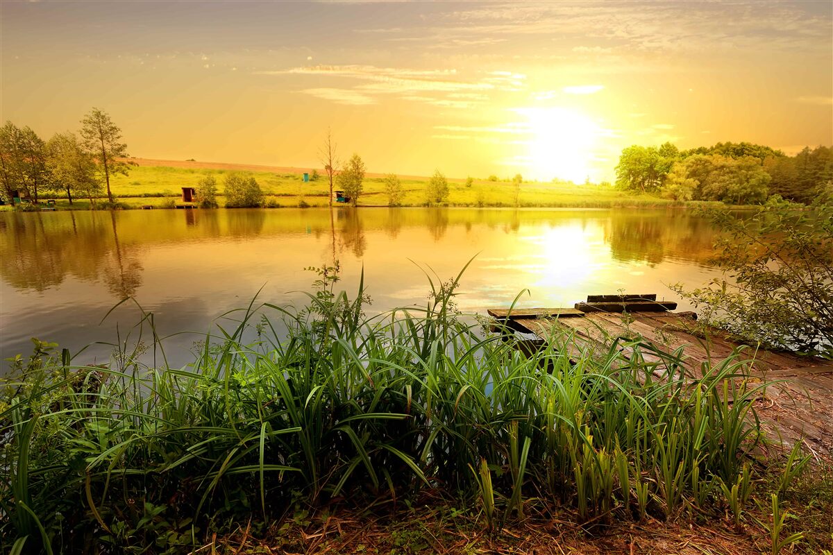 Fototapeta jasný východ slnka nad tichým jazerom