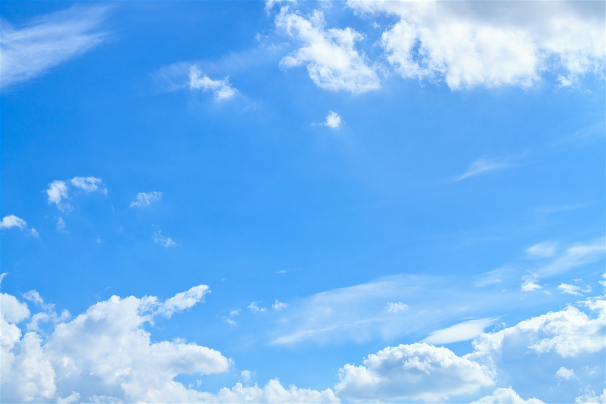 Fototapeta nebesky modrá so snehobielymi mrakmi