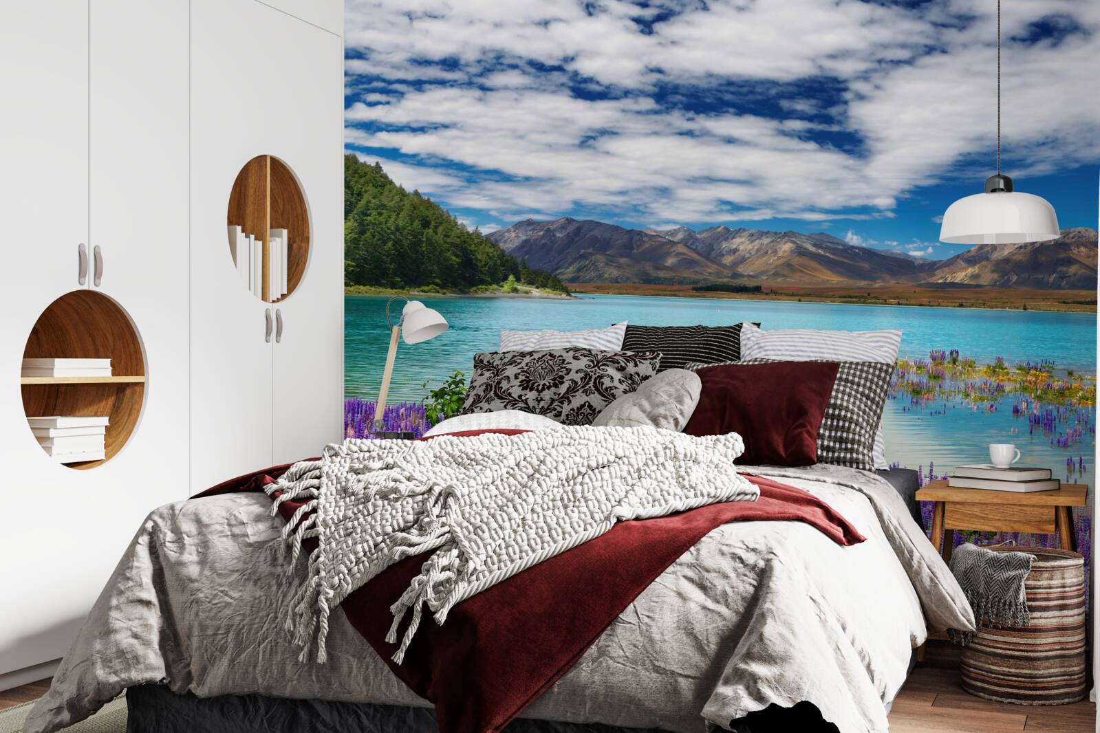 Fototapeta kvety sa odrážajú v krištáľovo čistej vode horského jazera