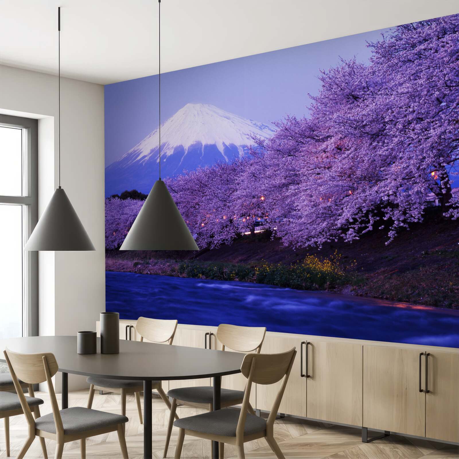 Fototapeta orgovánové kvety na úpätí hory rastú blízko vody