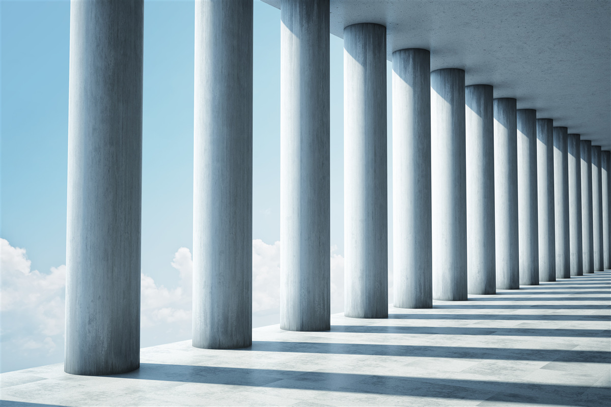 Fototapeta kolonáda tiahnuca sa nekonečne proti oblohe