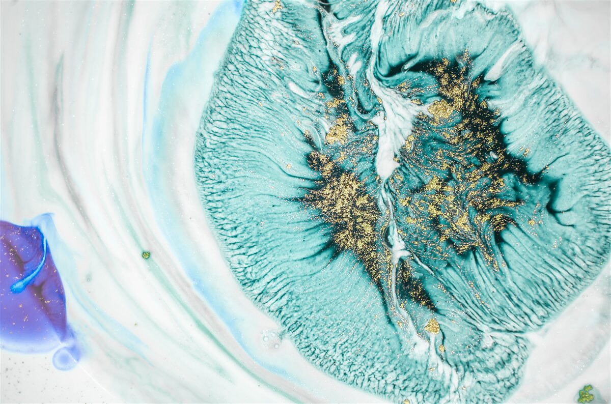 Fototapeta abstraktný kvet v odtieňoch modrej na mramorovom povrchu