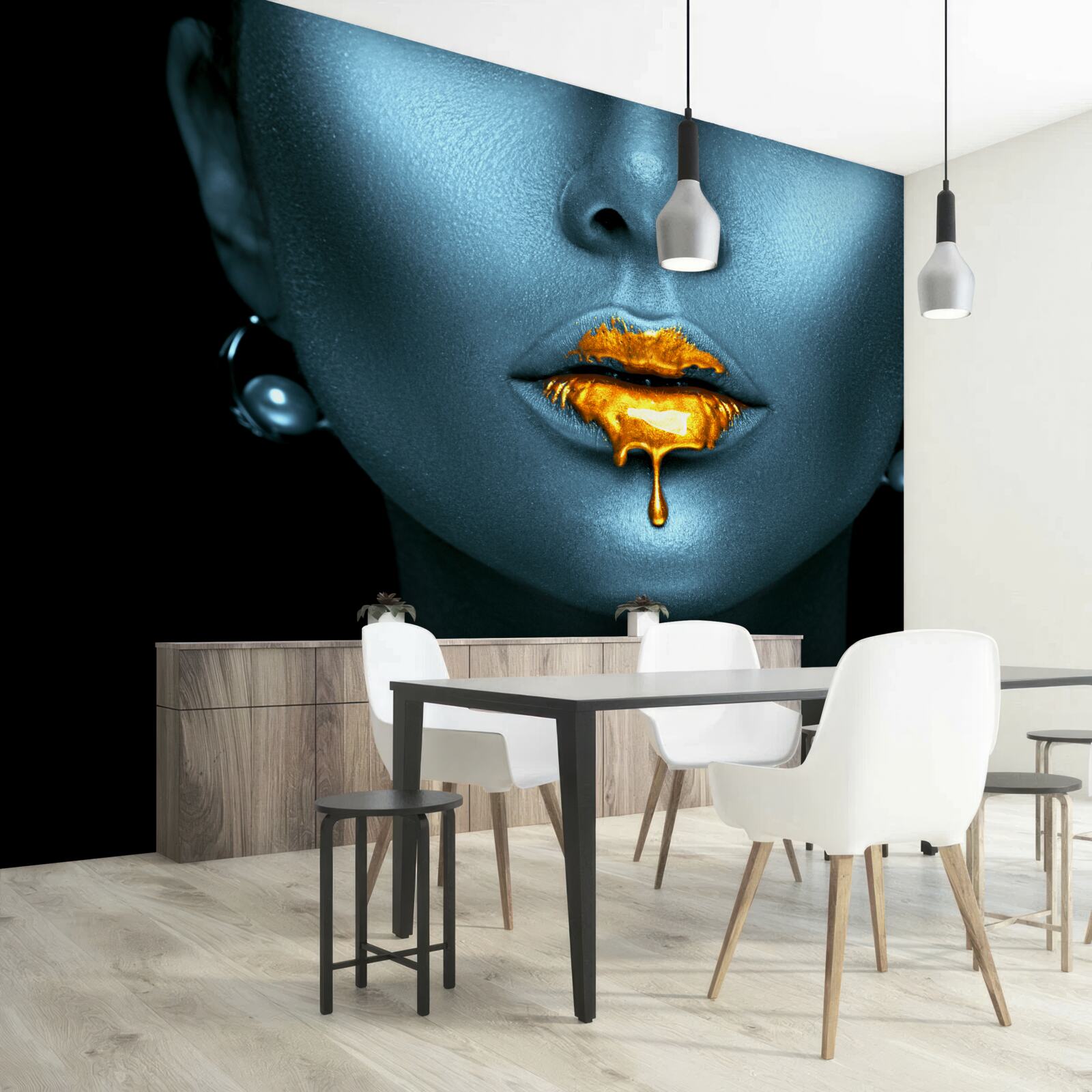 Fototapeta žena s perami pokrytými zlatou farbou