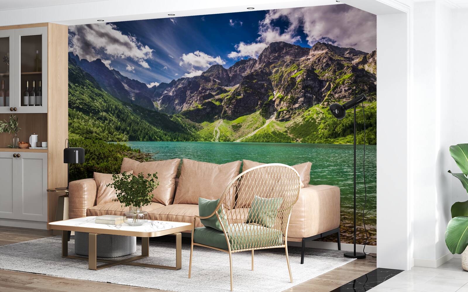 Fototapeta letný deň pri jazere obklopenom zelenkavými horami