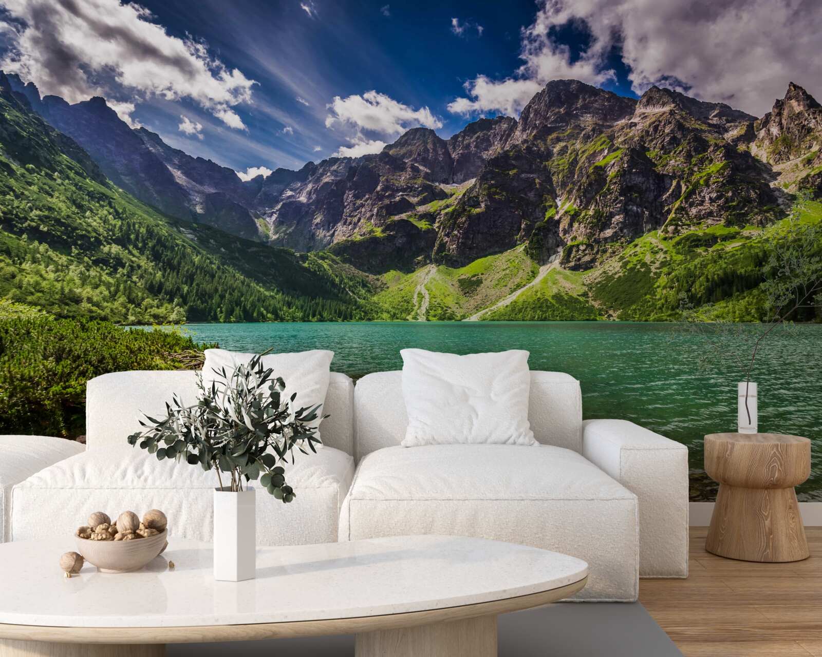 Fototapeta letný deň pri jazere obklopenom zelenkavými horami