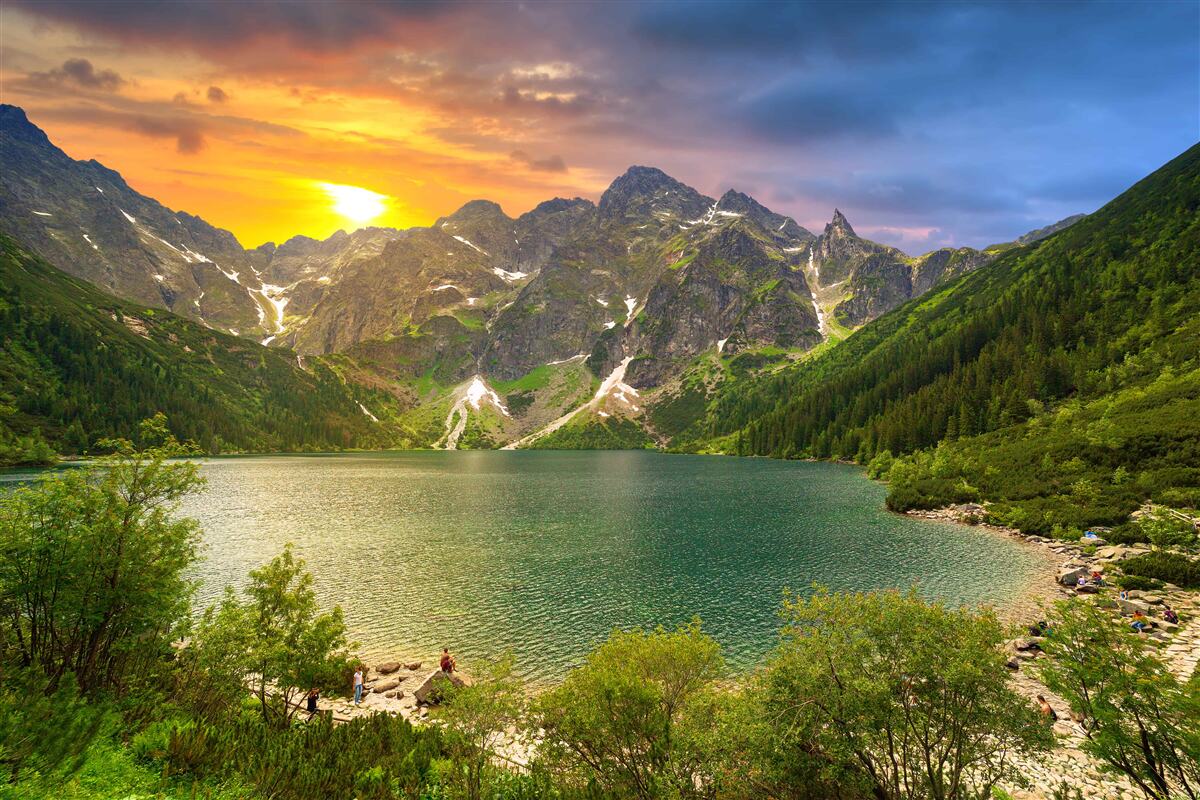 Fototapeta veľkolepý západ slnka za pohorím v blízkosti jazera