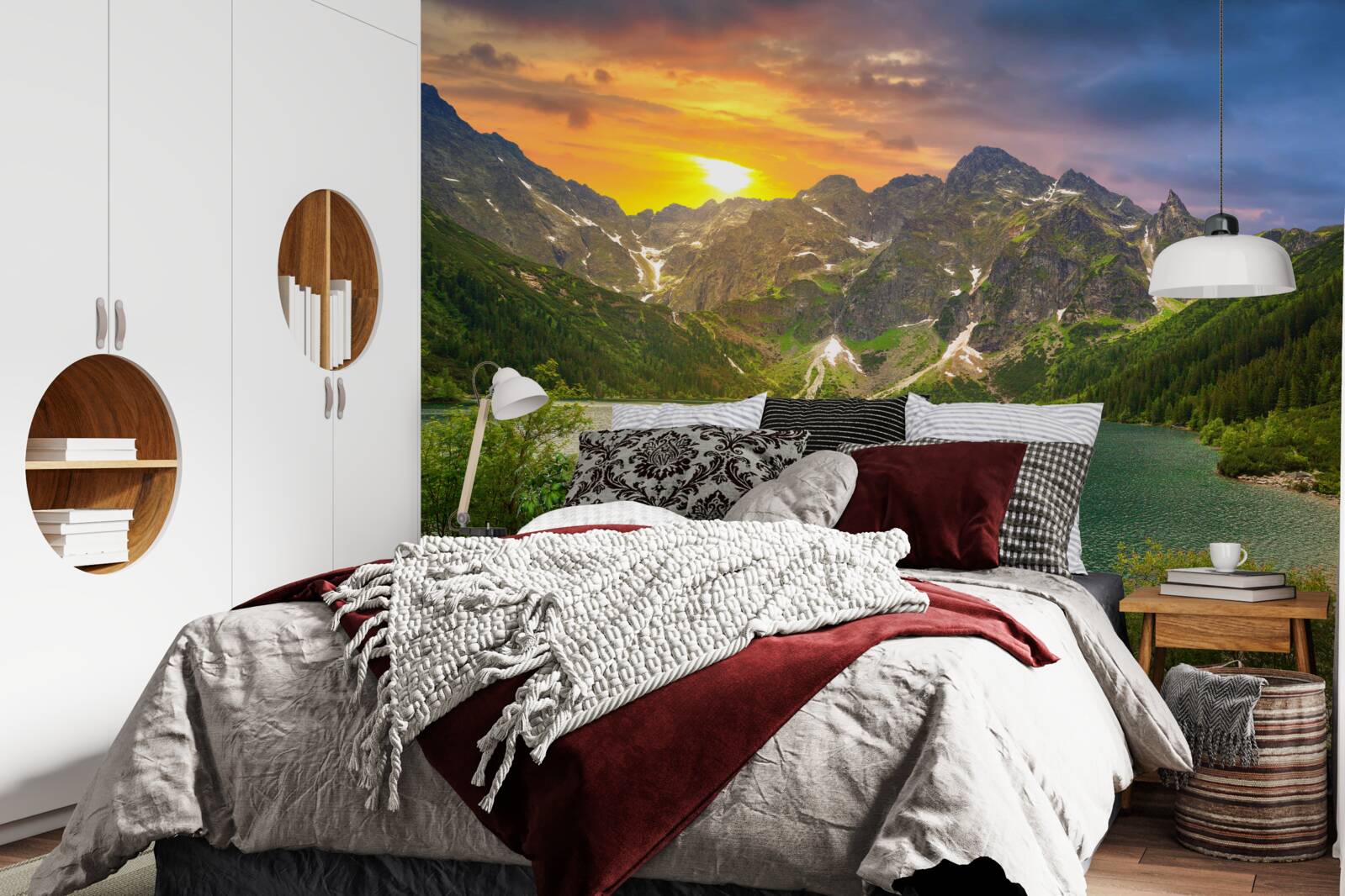 Fototapeta veľkolepý západ slnka za pohorím v blízkosti jazera