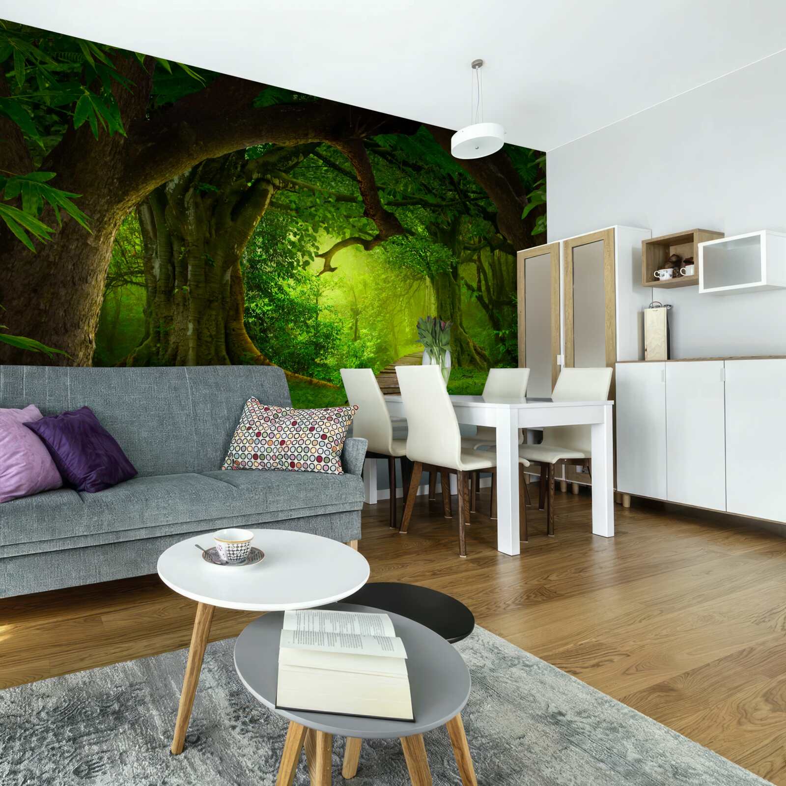 Fototapeta svetlá cesta medzi starými lesnými stromami