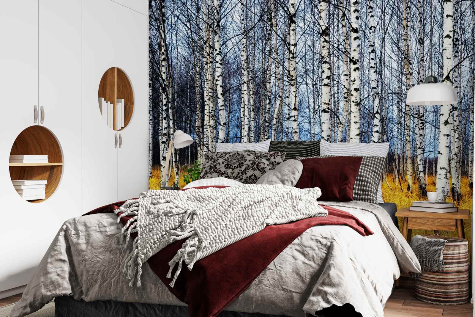 Fototapeta opadané brezové lístie na pozadí žltnúcej lesnej trávy