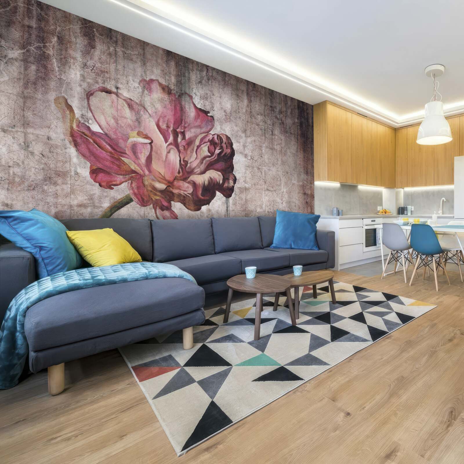 Fototapeta osamelý šarlátový kvet počas lejaku