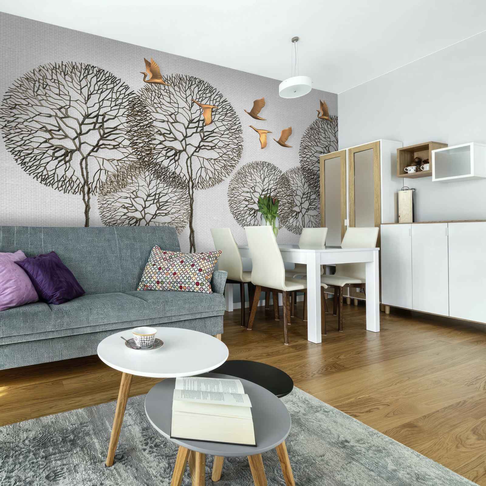 Fototapeta nezvyčajné guľovité stromové útvary a pozlátené vtáky