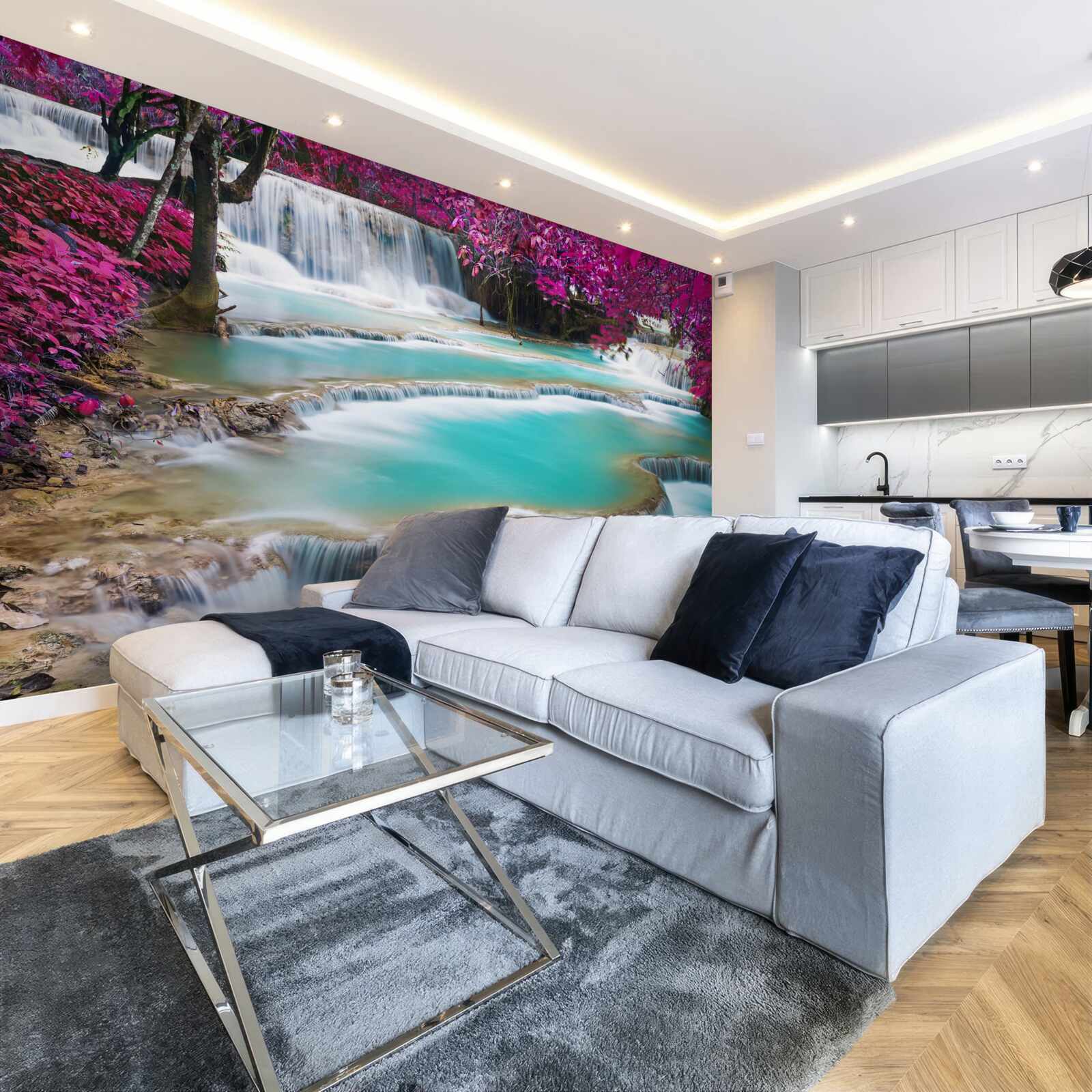 Fototapeta stromy pokryté fialovými kvetmi v blízkosti základne vodopádu